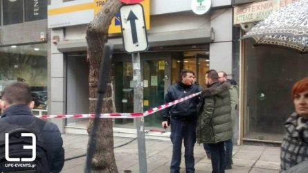 Απειλεί να αυτοπυρποληθεί σε τράπεζα στο κέντρο της Θεσσαλονίκης (ΒΙΝΤΕΟ & ΦΩΤΟ)