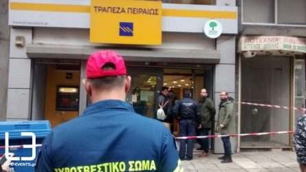 Θεσσαλονίκη: Εβγαλαν έξω από την τράπεζα τον άνδρα που απειλούσε να αυτοπυρποληθεί (ΒΙΝΤΕΟ)