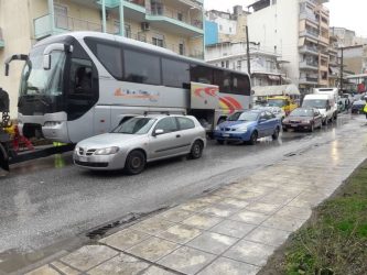 Νεάπολη: Τουριστικό λεωφορείο “έφραξε” την Α. Παπανδρέου (ΦΩΤΟ)