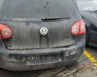Θεσσαλονίκη: Ξήλωσαν πινακίδες και πέταξαν αυγά σε όχημα από τα Σκόπια (ΦΩΤΟ)