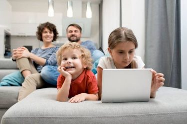 Οι αρκετές ώρες μπροστά από την οθόνη καθυστερούν την ανάπτυξη των παιδιών