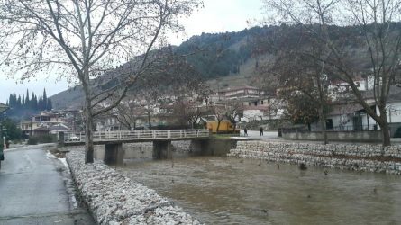 Κάτοικοι σε χωριό του Τυρνάβου δεν πίστευαν ποιος διάσημος τους επισκέφτηκε (ΒΙΝΤΕΟ)