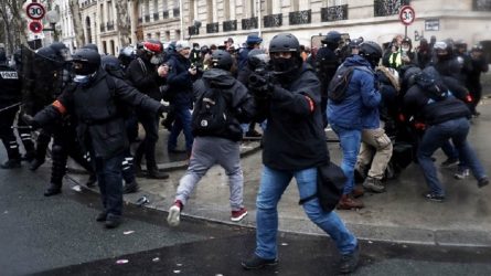 Συγκρούσεις στη διαδήλωση των κίτρινων γιλέκων στο Παρίσι
