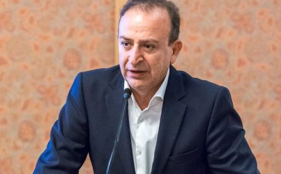 Την ώρα που έκοβε τη βασιλόπιτα ο δήμαρχος Ιωαννίνων συνέβη το αναπάντεχο… (ΒΙΝΤΕΟ)