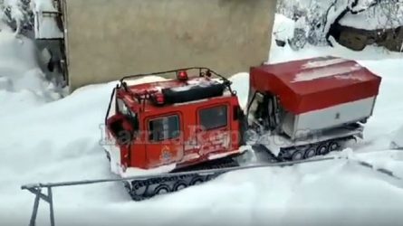 Φθιώτιδα: Με ερπυστριοφόρο και πορεία μέσα στα χιόνια πήγαν τα φάρμακα σε ηλικιωμένο ζευγάρι (ΒΙΝΤΕΟ)