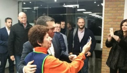 Η περιπέτεια της καθαρίστριας που βγήκε σέλφι με τον Αλ. Τσίπρα στο OPEN