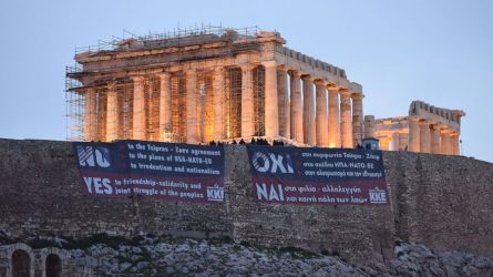 Πανό ενάντια στη Συμφωνία των Πρεσπών από το ΚΚΕ στην Ακρόπολη