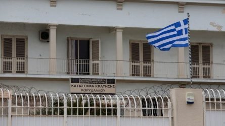 Προσπάθησε να περάσει ναρκωτικά στο γιο της μέσα στα σουβλάκια