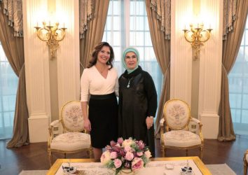 Μπέτυ Μπαζιάνα-Εμινέ Ερντογάν: Απόλαυσαν το τσάι τους στο «Λευκό Παλάτι»