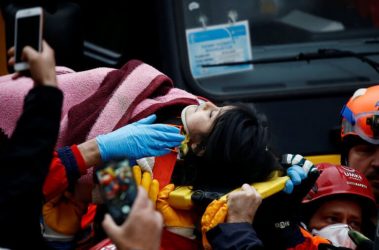 Κωνσταντινούπολη: Θαύμα με κοριτσάκι που ανασύρθηκε ζωντανό από τα ερείπια του κτιρίου