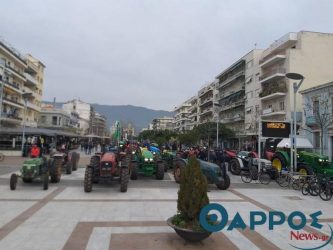 Πέταξαν σανό σε γραφεία βουλευτών του ΣΥΡΙΖΑ (ΒΙΝΤΕΟ)