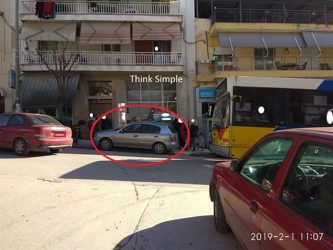 Θεσσαλονίκη: Παράτησαν τα αυτοκίνητα όπου βρήκαν για να πάνε στη λαϊκή (ΒΙΝΤΕΟ)