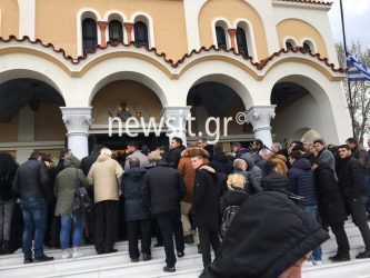 «Ράγισαν» καρδιές στην Πάτρα στην κηδεία του Εύζωνα