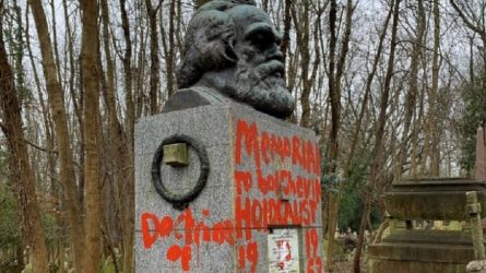 Βεβήλωσαν τον τάφο του Καρλ Μαρξ στο Λονδίνο