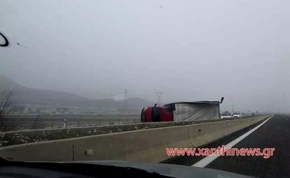 Ντελαπάρισε νταλίκα στην Εγνατία Οδό- Τραυματίστηκε ο οδηγός (ΦΩΤΟ)
