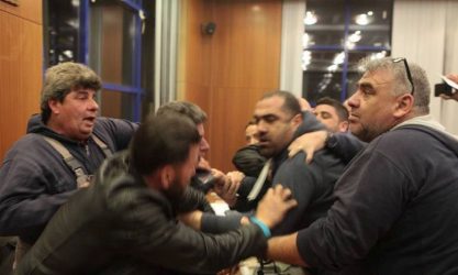 Απίστευτες στιγμές: Γονέας πέταξε μπάζα κι έπιασε από τον γιακά αντιδήμαρχο (ΒΙΝΤΕΟ & ΦΩΤΟ)
