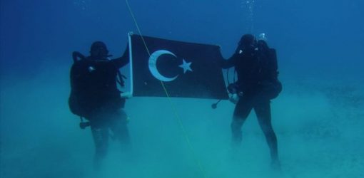 Η αντίδραση Αποστολάκη για την τουρκική σημαία στο βυθό της Σούδας