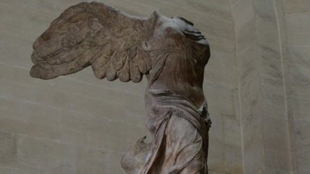 Πιστό άγαλμα της Νίκης της Σαμοθράκης στην Αλεξανδρούπολη