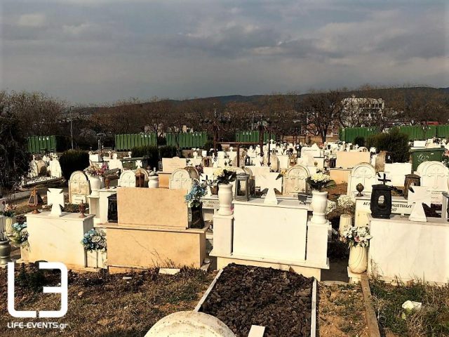 Πρωτοφανές περιστατικό στην Θεσσαλονίκη: Ο αδελφός του νεκρού χτύπησε με μαρμάρινο σταυρό τη νύφη του στη διάρκεια της κηδείας