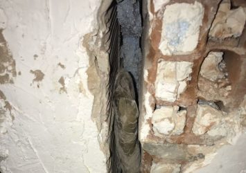 Θεσσαλονίκη: Εκρυβαν τα ναρκωτικά σε χωράφια και τοίχους σπιτιών
