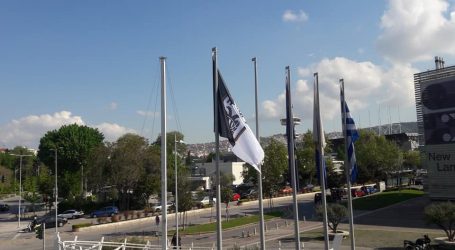 Η σημαία του ΠΑΟΚ «κυματίζει» έξω από το δημαρχείο Θεσσαλονίκης (ΦΩΤΟ)