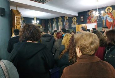 Κόσμος κατέκλυσε ναό στην Ασπροβάλτα – Γιατί κάνουν λόγο για θαύμα (ΦΩΤΟ)