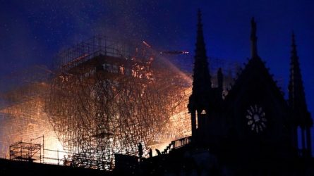 Παναγία των Παρισίων: Ωρες αγωνίας για το ιστορικό μνημείο