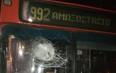 Πέταξαν πέτρα που καρφώθηκε στο παρμπρίζ λεωφορείου του ΟΑΣΘ (ΦΩΤΟ)