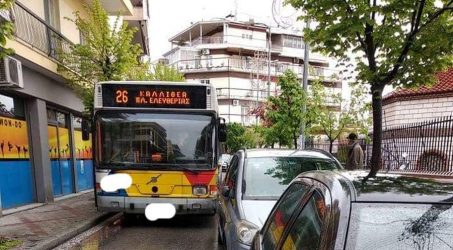 Μισή ώρα μπλοκαρισμένο έμεινε λεωφορείο του ΟΑΣΘ στις Συκιές (ΦΩΤΟ)