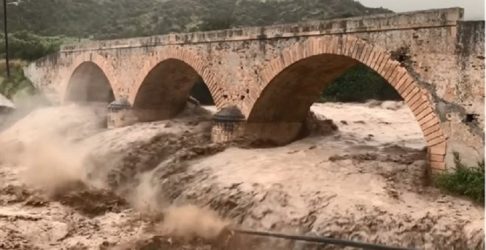 Κρήτη: Η κακοκαιρία απειλεί γέφυρα 100 ετών στον Μύρτο στην Ιεράπετρα (BINTEO)