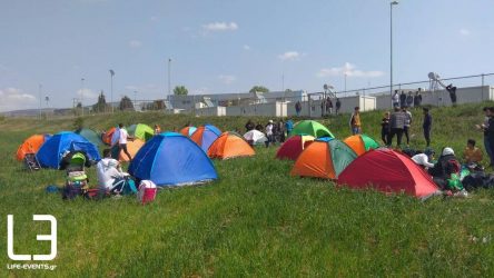 Στα μπλόκα παραμένουν οι κάτοικοι στα Βρασνά για τους μετανάστες (ΒΙΝΤΕΟ)