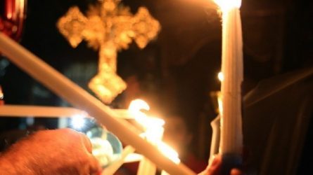 Εξω από τις εκκλησίες το βράδυ της Ανάστασης οι πιστοί στη Βουλγαρία