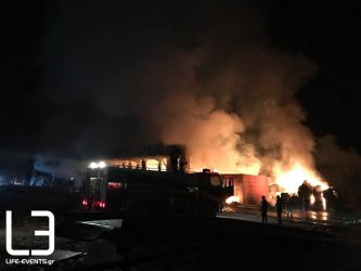 Μεγάλη φωτιά σε αντιπροσωπεία στη Σίνδο