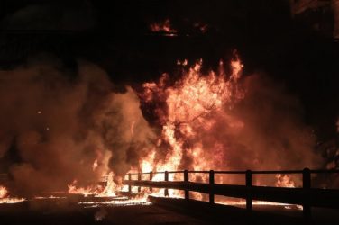 «Εκρηκτική» Ανάσταση με μολότοφ στον Ν. Κόσμο (ΒΙΝΤΕΟ)