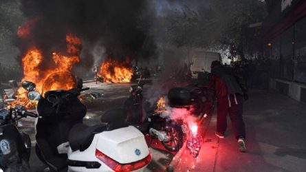 Συγκρούσεις ανάμεσα σε αστυνομικούς και στα «κίτρινα γιλέκα» στο Παρίσι (BINTEO)