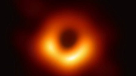 Φωτογραφήθηκε η μαύρη τρύπα στο κέντρο του γαλαξία μας
