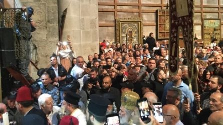 Με λαμπρότητα πραγματοποιήθηκε στα Ιεροσόλυμα η τελετή αφής του Αγίου Φωτός (ΒΙΤΕΟ)