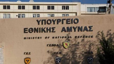 «Ντου» από κουκουλοφόρους στο υπουργείο Εθνικής Άμυνας