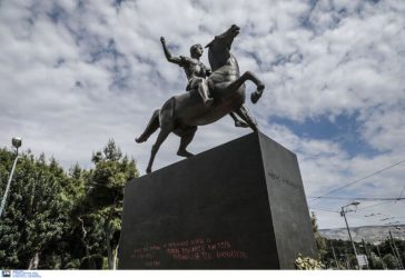 Εγραψαν συνθήματα στο άγαλμα του Μ. Αλεξάνδρου στην Αθήνα (ΦΩΤΟ)