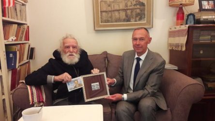 Αγνώριστος ο Μανώλης Γλέζος
