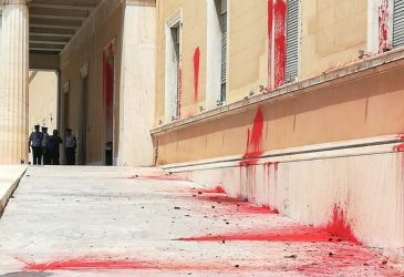 Το βίντεο από την επίθεση του “Ρουβίκωνα” στη Βουλή