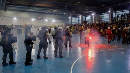 ΑΕΚ – Ολυμπιακός: Τα επεισόδια έφεραν τη διακοπή του τελικού Χάντμπολ (ΒΙΝΤΕΟ)