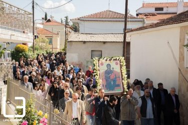 Επανομή: Πλήθος πιστών στην περιφορά της θαυματουργού εικόνας της Παναγίας Γιάτρισσας (ΦΩΤΟ)