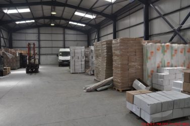 Θεσσαλονίκη: Βρέθηκε αποθήκη με εκατομμύρια παράνομα τσιγάρα και τόνους καπνού