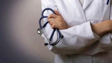 Κορονοϊός: Εξετάζεται ακαταδίωκτο για τους γιατρούς προς αποφυγή των μηνύσεων από αντιεμβολιαστές