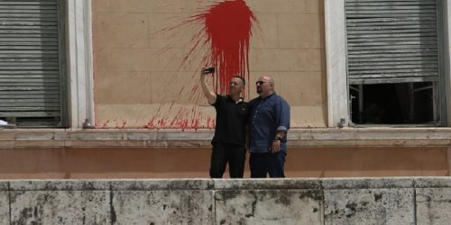 Κασιδιάρης και Παναγιώταρος βγάζουν selfie μπροστά στις μπογιές του Ρουβίκωνα