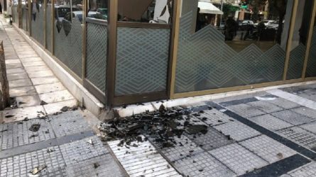 Θεσσαλονίκη: Έσπασαν τις τζαμαρίες σε υποκατάστημα τράπεζας