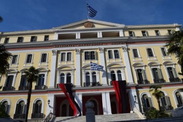 Κόκκινο και μαύρο χρώμα στο κτήριο του ΥΜΑΘ