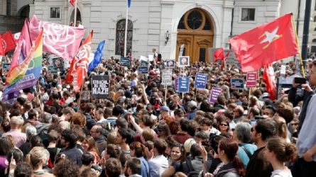 Χιλιάδες διαδηλωτές πανηγυρίζουν την παραίτηση του αντικαγκελάριου και αρχηγού των Ελευθέρων