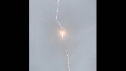 Κεραυνός χτυπά πύραυλο Soyuz κατά την εκτόξευση του (ΒΙΝΤΕΟ)